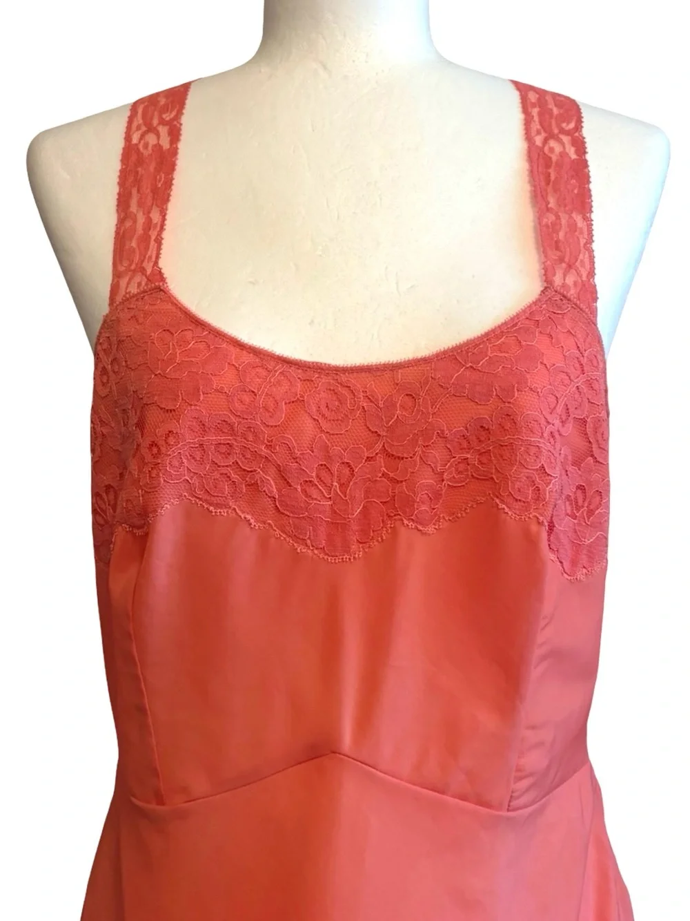Vintage | Coral Pink Lace Trimmed Pin Up Slip - Picture 4 of 13
